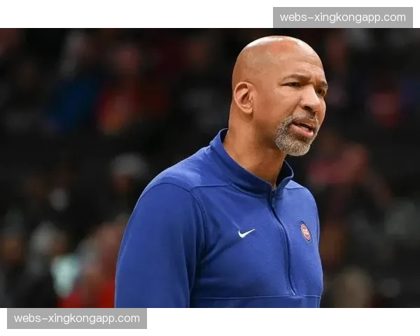 联盟考虑在下赛季试点，允许教练在暂停时使用定制化数据平板进行战术演示